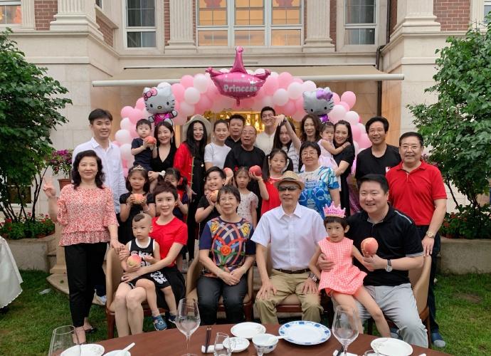 章子怡出席金巧巧私人宴会 全程抱娃遮肚