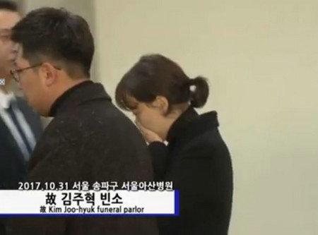 女友掩面现身金柱赫灵堂 《两天一夜》班底痛哭