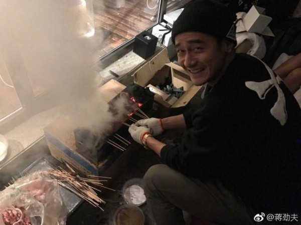 蒋劲夫变烧烤大叔 满脸褶子似赵本山