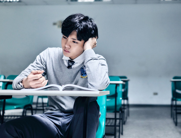 侯明昊《推理笔记》热播 细腻演技再塑学霸