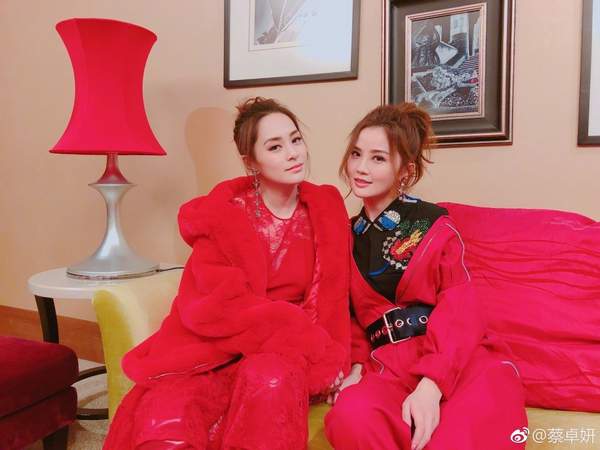 姐妹花!蔡卓妍晒与钟欣潼合照 两人一身红装超喜庆