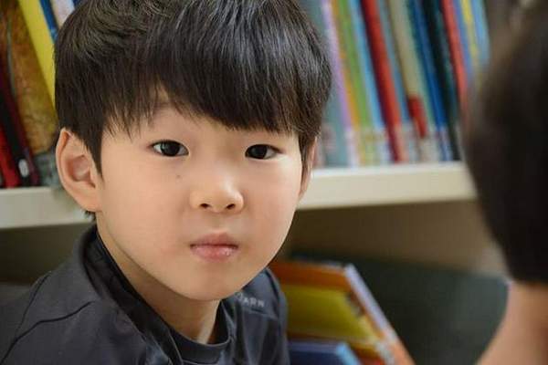 大韩摘掉眼镜和宋一国一模一样!被赞三胞胎中最帅