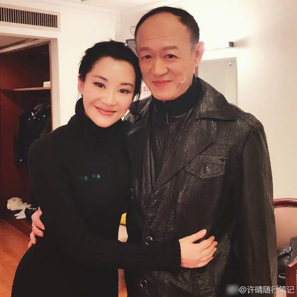 49岁许晴同框67岁金士杰 互相亲密搂腰显感情好