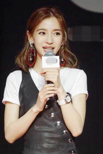 baby穿短裙毛毛鞋少女范足 笑称热衷和儿子穿亲子装心会融化