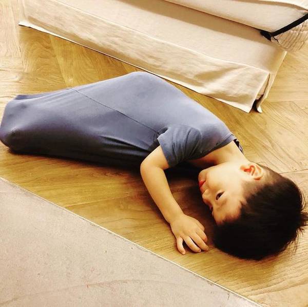 范玮琪晒儿模仿毛毛虫 面无表情呆萌可爱