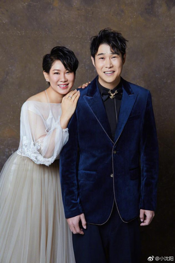 小沈阳晒夫妻照庆结婚纪念日 记错年头被沈春阳指正