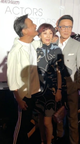 调皮!梁家辉穿休闲装亮相 童心未泯抚摸吴刚头顶