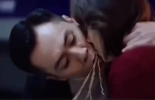 骚操作?刘烨马伊琍惊现“面条吻”网友直呼辣眼睛