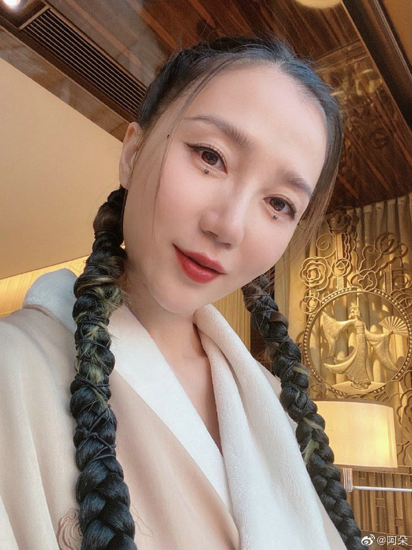 阿朵晒自拍 扎超长双麻花辫吸睛