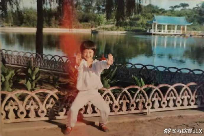 蒋璐霞晒与释小龙习武旧照:今年合照是不是也可以安排起来了