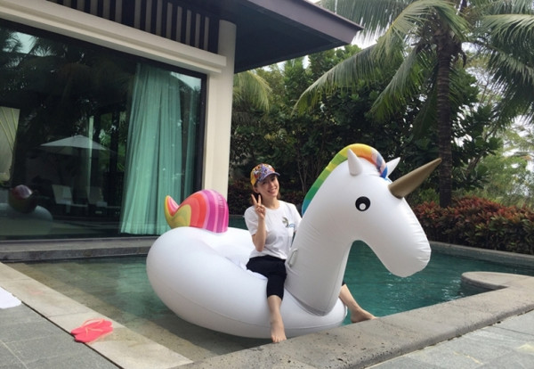 潘晓婷假期陪父母游玩 尽显孝心