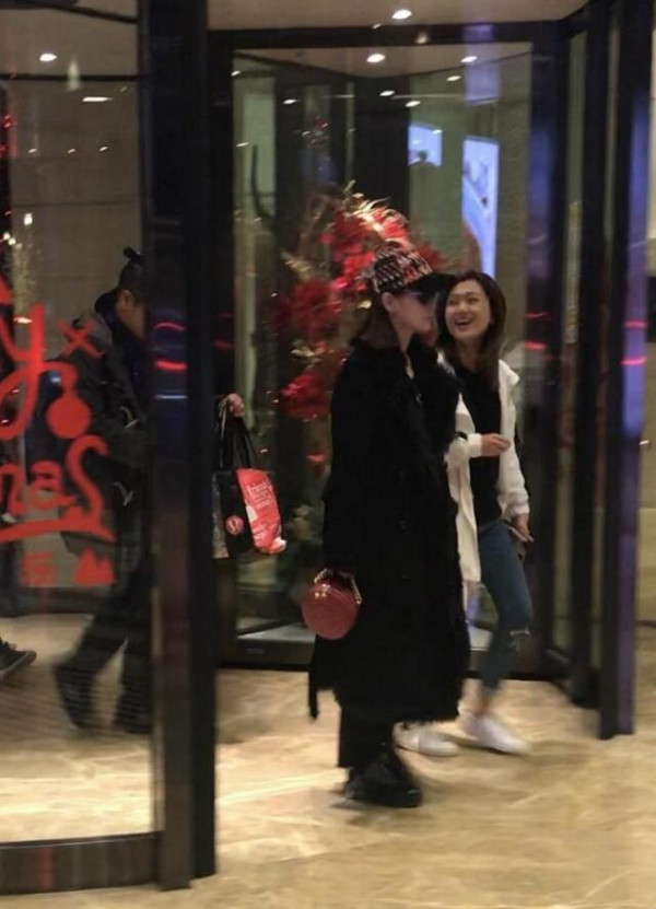 钟欣潼现身酒店 与友人手挽手心情好