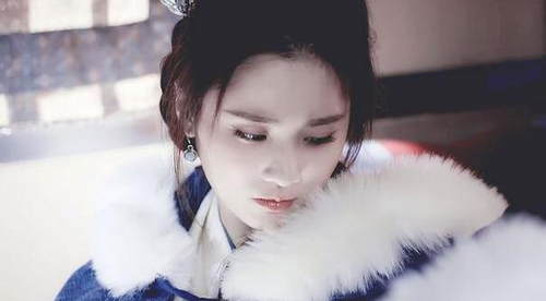 身披毛毛披风的古装女子,刘亦菲灵动可爱