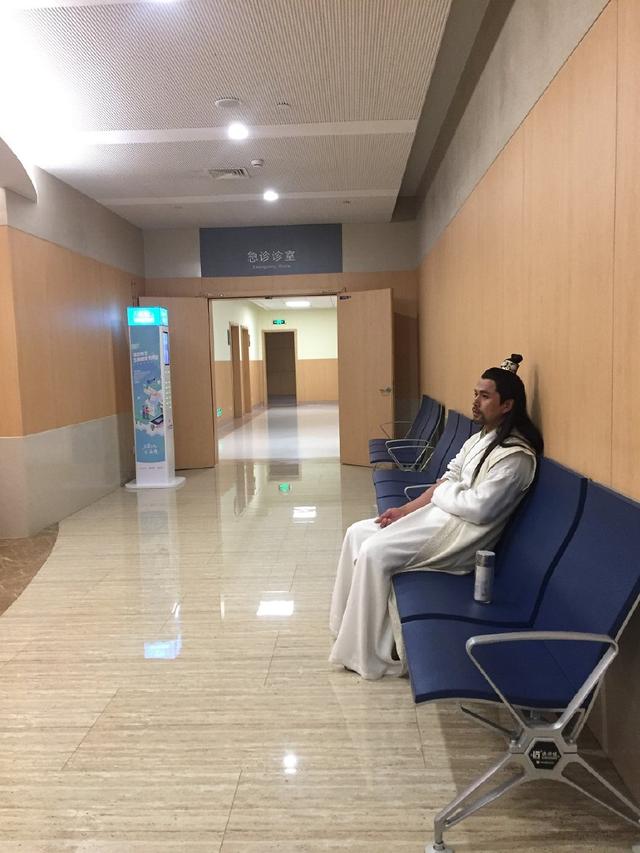 敬业帝!吉飞龙带病赶拍新戏,穿戏服深夜看急诊令人感动