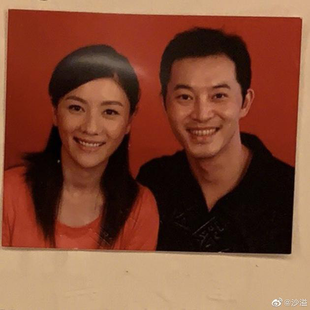 沙溢晒与胡可结婚照庆十周年:老婆,永远爱