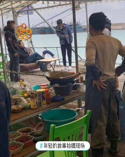 沈腾拍戏被偶遇 跷二郎腿听韩寒导戏笑容灿烂