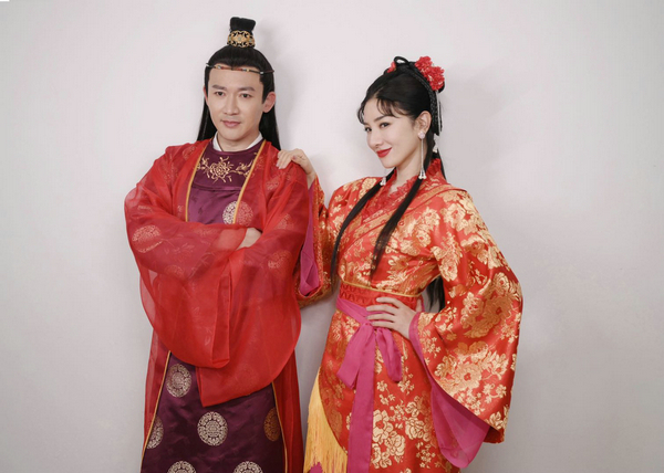 爷青回!黄奕聂远再同台 重现《上错花轿》掀盖头名场面