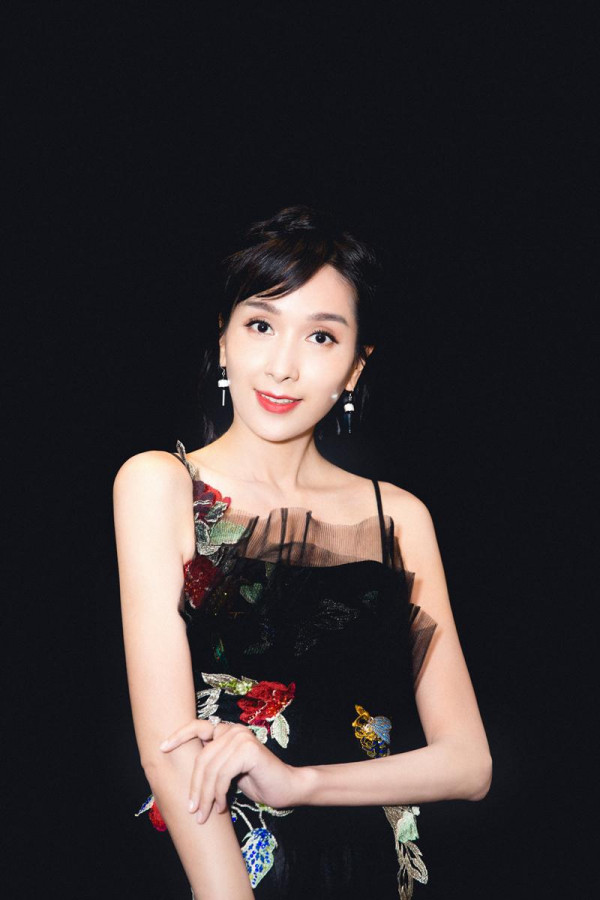 杨恭如武汉出席活动肤如凝脂尽显冻龄魅力
