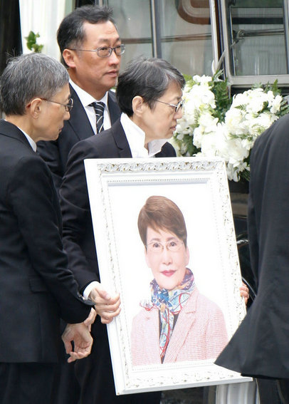邵逸夫妻子方逸华出殡生前好友送別 胞妹捧遗像