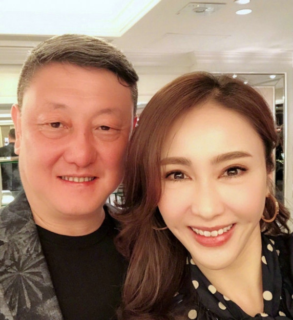 黎姿与韩磊合照神采奕奕 近距离自拍眼睛里有星星