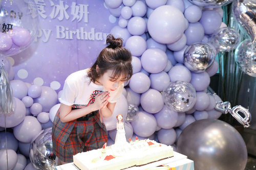 袁冰妍生日会惊喜不断 展露“宠粉”本性
