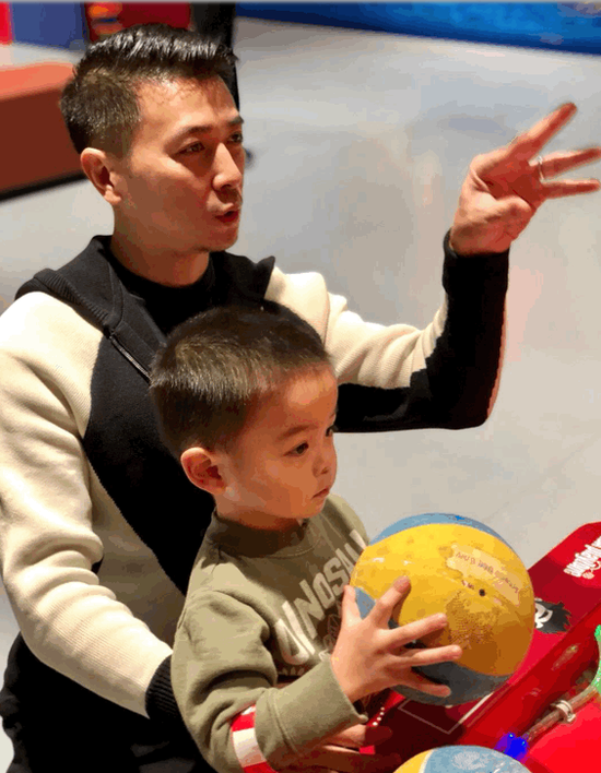 保剑锋与儿子畅玩儿童乐园 皮球投篮一脸认真超萌