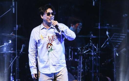 萧煌奇看张学友演唱会:听说你不看提词器 我也是