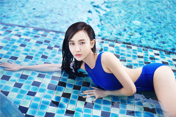 赵予熙夏日性感写真曝光 演绎清爽中小妩媚