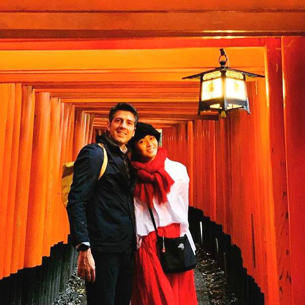 梁咏琪全家游京都神社 混血女儿乖巧可爱
