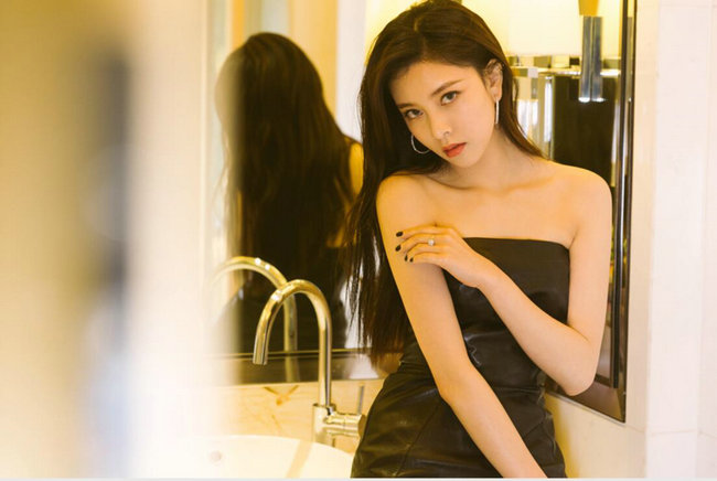 宋妍霏优雅驾驭鱼尾裙 甜酷皆宜靓丽吸睛