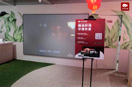 “欢喜汇”观影活动登陆杭州 《大叔花样游泳队》治愈初冬