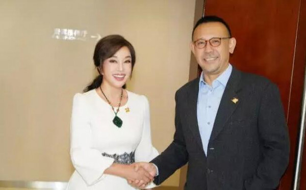 昔日明星情侣同台,刘晓庆20多年后与姜文相遇握手寒暄