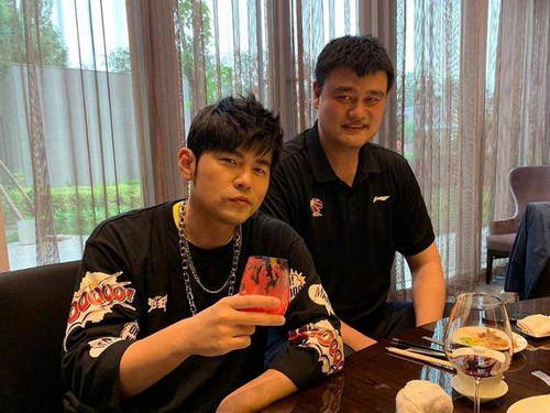 周杰伦秀CBA总冠军戒指 留言“谢谢姚明大大”