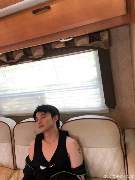 董子健闭眼靠在沙发上 网友:性感小董在线装睡