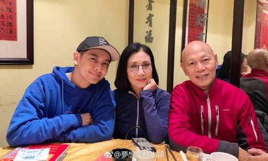满满的回忆！林志颖晒与罗家英汪明荃合影
