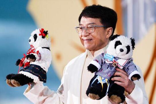 成龙自认做父亲失职 对房祖名呵护备至派保镖保护