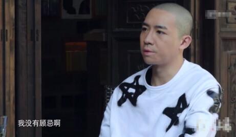 俞灏明谈让担架给Selina：是我做过最男人的事