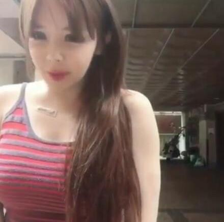 前2NE1成员朴春冰桶挑战湿身超性感 身材很吸睛