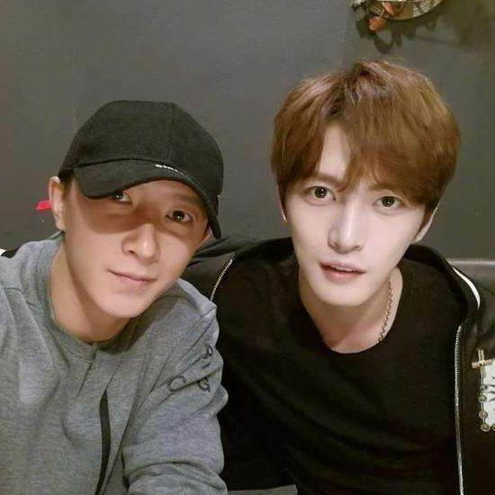 韩庚帮金在中宣传演唱会 网友:朋友一生一起走