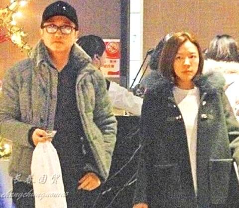 庾澄庆美女主播娇妻近照曝光 甜蜜逛街恩爱十足