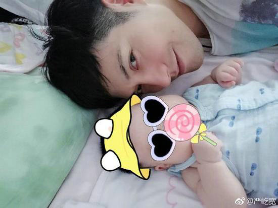 严屹宽晒幼时照片对比女儿:只有小肉肉最像我