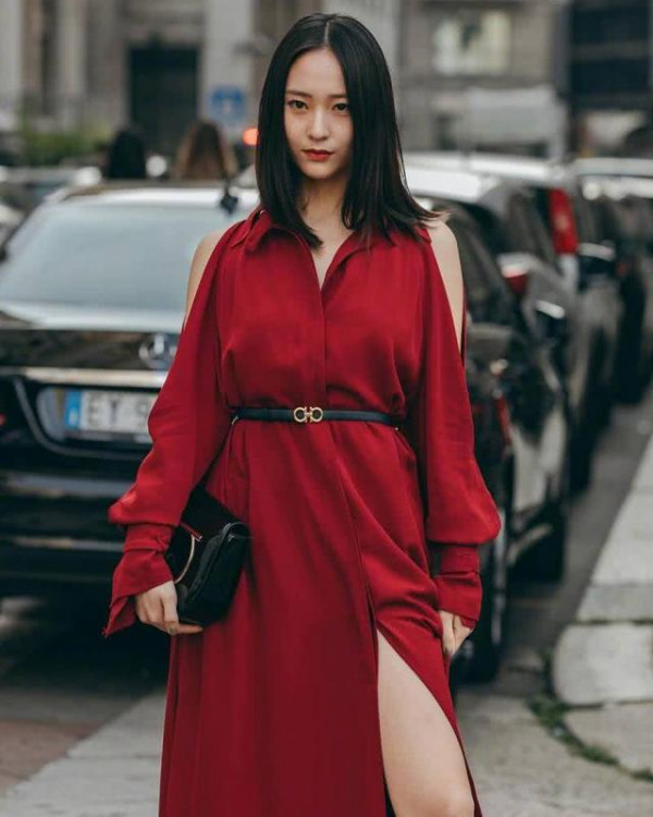 郑秀晶穿高开叉裙亮相时装周 腿不再是硬伤