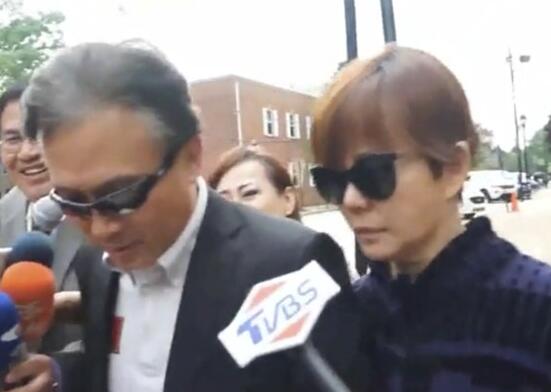 狄莺憔悴回台湾 快闪避谈“退出演艺圈”
