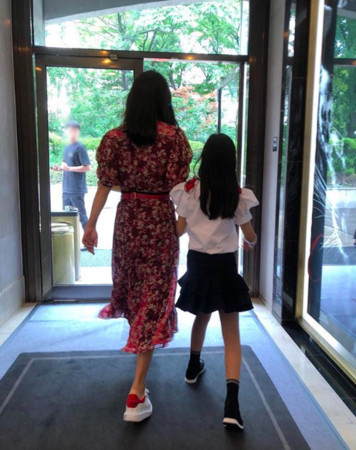 曾被骂丑!金喜善9岁女儿逆天长腿让键盘侠闭嘴