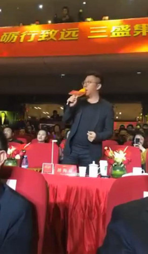 心疼!胡海泉现身某公司年会独唱《奔跑》